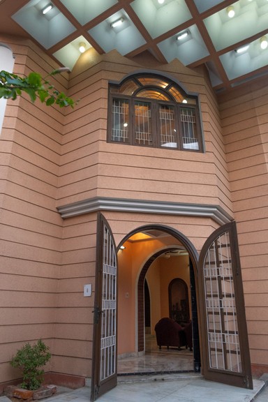 Kolkata, West Bengal India  Video  14 Photos Price $686,859 USD ₹6,25,00,000 Bedrooms 5 Bathrooms 5 Full 1 Partial Interior 4,897 Sq Ft. Exterior 0.0729 Acre(s) 295 m²